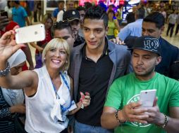 Jiménez fue recibido por varios aficionados en el Aeropuerto español. EFE /