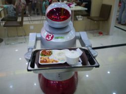 Los robots sólo tienen que cargar sus baterías por dos horas para una autonomía de cinco horas. AFP /