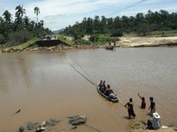 El puente se colapsó durante las lluvias torrenciales provocadas por la tormenta 'Manuel', en septiembre de 2013. ARCHIVO /