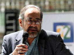 El ganador del Premio Internacional de Literatura Letras del Bicentenario, Eduardo Casar, lee poemas inéditos. ARCHIVO /