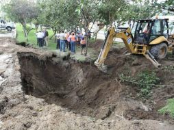 Personal labora en el lugar donde podría registrarse la fuga. TOMADA DE FACEBOOK  /