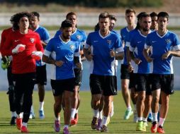 Ochoa y sus compañeros iniciaron con ejercicios físicos antes de disputar un partido de casi 45 minutos. Foto: @MalagaCF. ESPECIAL /