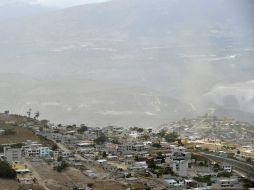 Una nube de polvo cubre el norte de Quito, luego de un sismo de 4.7 grados. AFP /