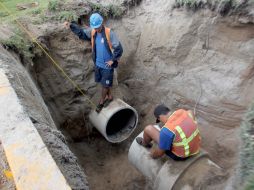 Técnicos del SIAPA trabajan en el socavón en Av. Acueducto.  /