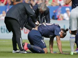 Zlatan Ibrahimovic salió a los 15 minutos de juego. Se perderá al menos el próximo partido. AP /