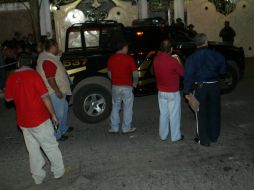 Por la pelea, algunos vehículos resultaron dañados, así como las fachadas de algunas viviendas. ARCHIVO /