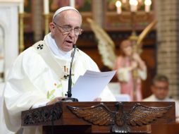 La celebración contó con la asistencia de aproximadamente un millar de personas a las que Bergoglio llamó a buscar la paz. EFE /