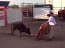 En redes se difundió el video que muestra el intento del alcalde López Villarreal de esquivar a la vaquilla. ESPECIAL /