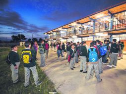 Apenas se asomaban los primeros rayos del Sol y ya cientos de niños y adolescentes estaban listos para iniciar el ciclo escolar.  /