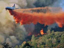 Un incendio forestal cerca del parque Nacional Yosemite provoca la orden de evacuación obligatoria para miles de residentes. AP /