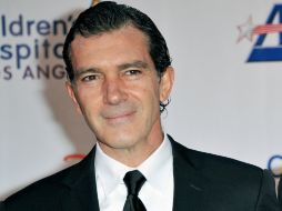 El intérprete de 54 años acude a una fiesta celebrada en L´Opera en compañía de la joven rubia. ARCHIVO /