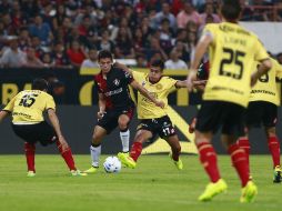 Un penal cuatro minutos antes del final del partido costó la derrota de Leones Negros frente al Atlas. ARCHIVO /