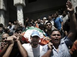 Cientos de personas acudieron al funeral del pequeño hijo de siete meses de Mohamed Deif. AFP /