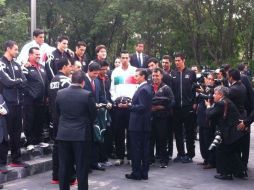 En días pasados, el Presidente Enrique Peña Nieto estuvo con la Selección de voleibol y basquetbol. Imagen de @DeporteCdMx. ESPECIAL /