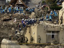 Trabajadores de rescate buscan a algunos desaparecidos en el lugar de un corrimiento de tierra en Hiroshima. EFE /