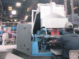 La brecha. Un trabajador jalisciense promedio gana poco más de 44 pesos la hora y produce 700 pesos en el mismo lapso.  /