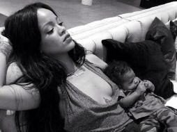 Rihanna no ha dejado de compartir en redes sociales imágenes con su sobrina. ESPECIAL /