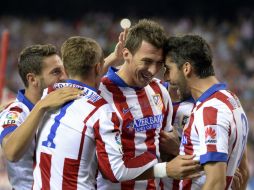 Mario Manzukic (c) celebra el único tanto marcado en el partido. AFP /