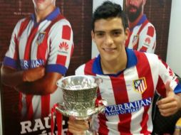 Raúl Jiménez disputó apenas su segundo partido oficial como futbolista del Atlético de Madrid. ESPECIAL /