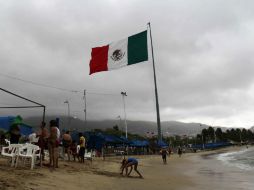 Vista del puerto de Acapulco, donde ''Marie'' genera fuertes lluvias; el fenómeno natural afectará a cinco estados del país. EFE /