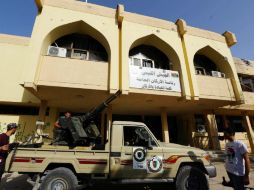 Afuera de un cuartel de la milicia, integrantes armados vigilan de cerca el aeropuerto de Trípoli. EFE /