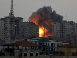 Aspecto de una explosión en una torre de departamentos en Gaza. AP /