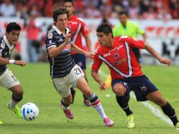 Carlos Fierro (i) disputa el balón con Édgar Andrade (d). MEXSPORT /