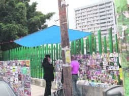 Centro médico del IMSS. Productos de todo tipo se venden afuera de esta clínica.  /