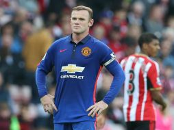 Wayne Rooney lamenta el resultado del United en la Fecha Dos de la Premier. AFP /