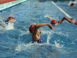 La natación ayuda a que las articulaciones se mantengan íntegras y no sufran un gran desgaste. ARCHIVO /