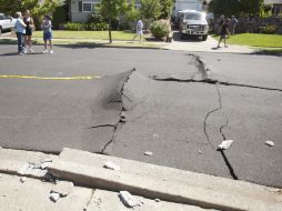Vecinos se reúnen en una de las calles afectadas por el sismo que sacudió a California. EFE /