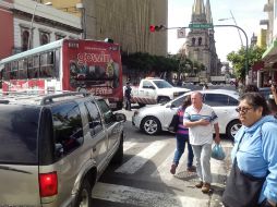 Un grupo de manifestantes ha causado el cierre a la circulación vial en avenida Alcalde.  /