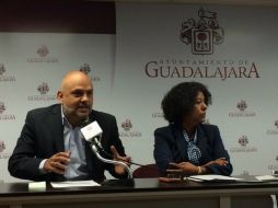 La regidora Candelaria Ochoa y el coordinador de los regidores de la ZMG de Movimiento Ciudadano, Germán Ralis. Foto: ‏@RegidoresMCGDL. ESPECIAL /