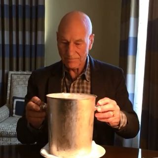 Actor de 'X- Men' cumple reto de la 'cubeta con hielo'