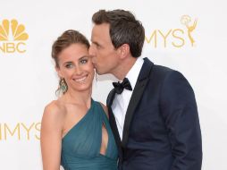 Seth Meyers llegó de la mano de su esposa Alexi Ashe a la 66 edición de los premios Emmy en el Teatro Kodak. AP /