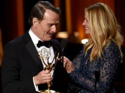 Bryan Cranston acepta el premio a Actor principal en una serie dramática. AFP /