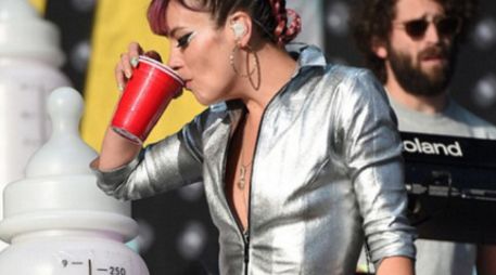 Allen vistió un traje plateado cuya cremallera bajaba hasta su cintura. Foto: Instagram lilyallen. ESPECIAL /