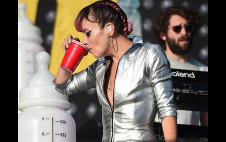 Allen vistió un traje plateado cuya cremallera bajaba hasta su cintura. Foto: Instagram lilyallen. ESPECIAL /