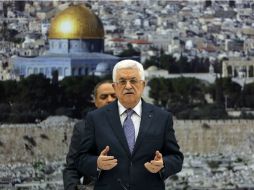 El presidente de la Autoridad Palestina, Mahmud Abas reza en memoria de los que perdieron la vida durante el enfrentamiento en Gaza. AFP /