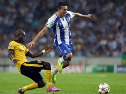 Héctor Herrera, del Porto disputa el balón con Idrissa Gueye (i) del Lille. EFE /