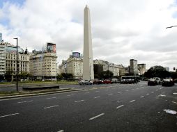 Vista de los alrededores del Obelisco y la Avenida 9 de Julio con escaso tráfico hoy, en el centro de Buenos Aires. EFE /
