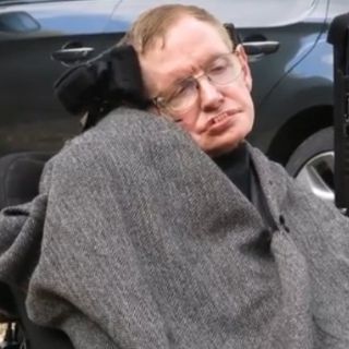 Stephen Hawking se une al reto de la 'cubeta con hielo'