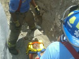 Personal de Protección Civil rescata al hombre que había recibido una descarga eléctrica y después de la cual cayó a una zanja.  /