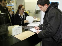 Los cultivadores domiciliarios pueden registrarse en locales del Correo Uruguayo. EFE /