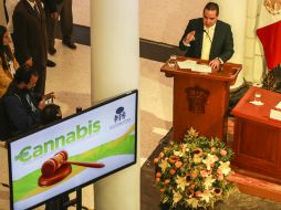 Enrique Velázquez menciona que no promueve el consumo de la mariguana.  /
