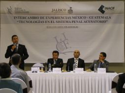 Durante la conferencia de Intercambio de Experiencias organizado por el IJCF y el INACIF. ESPECIAL /