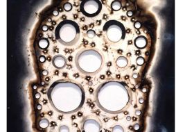 Una de sus técnicas consiste en hacer hoyos en diversas capaz de papel y los coloca de tal forma, que les da un aspecto en 3D. ESPECIAL /