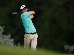 Carlos Ortiz observa su tiro en el hoyo nueve. AFP /