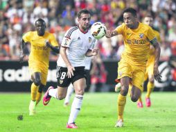 El delantero del Valencia, Paco Alcácer (izq.), celebró ayer su llamado a la Selección española anotando el primer gol del duelo. EFE /
