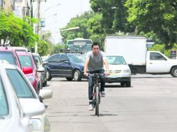 Pedalea por la ciudad. Elton Solorio es un usuario frecuente de la bicicleta.  /